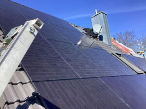 Neu installierte Solarmodule auf dem Dach eines Einfamilienhauses