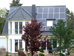 Solaranlage auf einem Einfamilienhaus mit grauen Dachsteinen